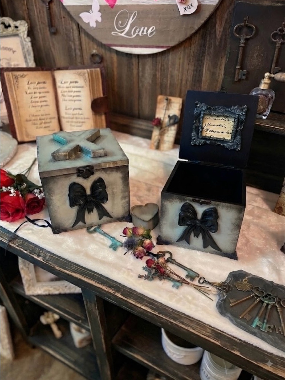 Vintage-Inspired Decorative Keepsake Box in light Grey and Black